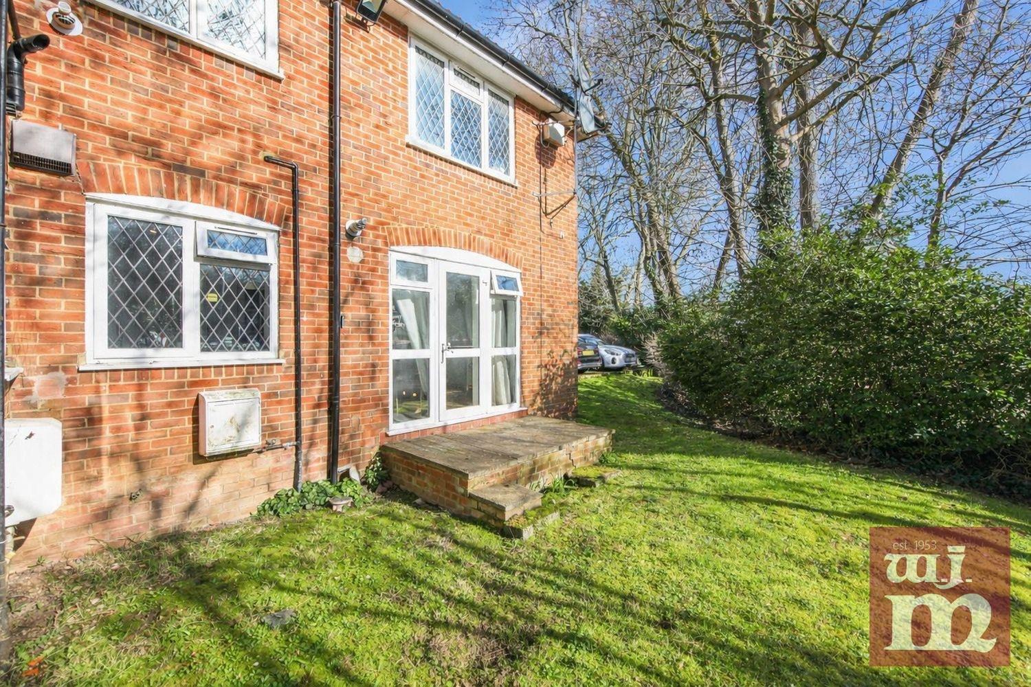 2 bed property in Whisperwood Close, Harrow